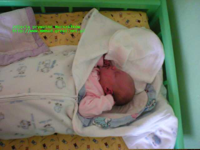 Milenka_w_lozeczku_2003-08-28.jpg